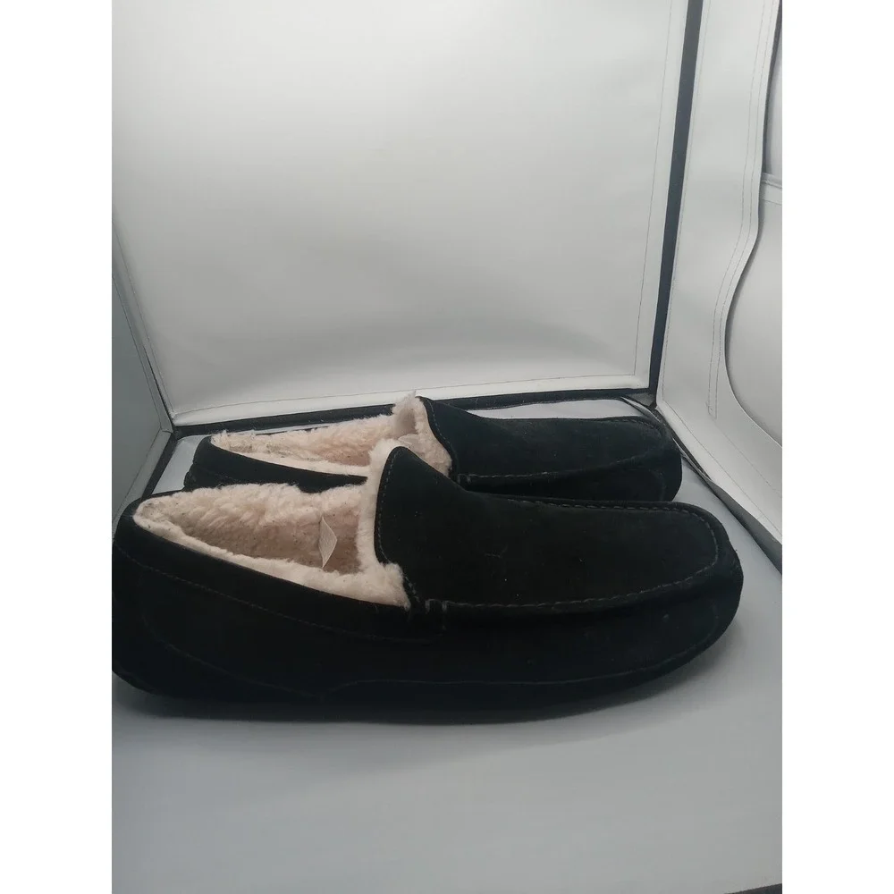 UGG‎ Mens Ascot Slipper Black Suede Size 18 Has A Spot.
